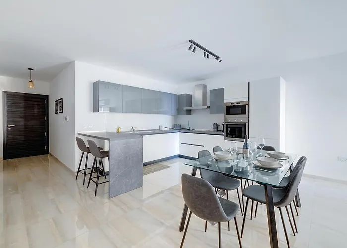 Chic 2Br Apartment, Ideal Location