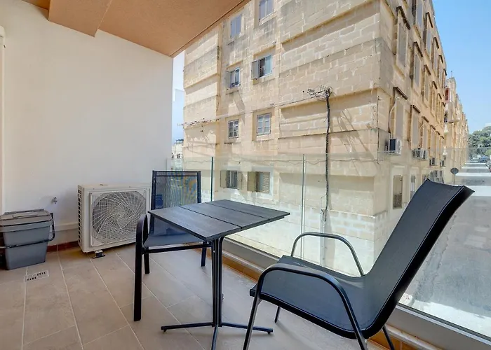 Chic 2Br Apartment, Ideal Location