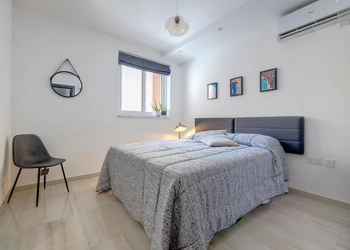 Chic 2Br Apartment, Ideal Location
